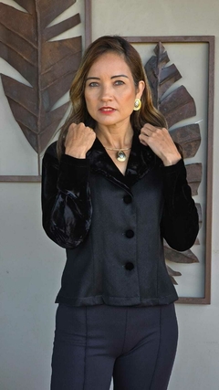 Imagem do CS-0332-IK - Blazer tecido grosso peluciado por dentro detalhes veludo, preto