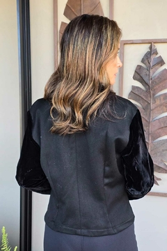 CS-0332-IK - Blazer tecido grosso peluciado por dentro detalhes veludo, preto - loja online