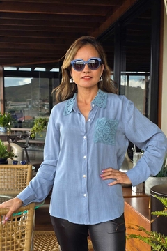 BS-0855A - Camisa, bolso e gola de crochê azul jeans na internet