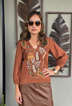 BS-0841- Blusa em linho MARROM bordada - loja online