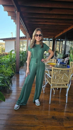 CJ-0200- Conjunto calça/blusa verde, manga curta, costura off-white na perna - comprar online