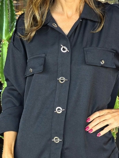 BS-0870A - Blusa tipo camisa, tecido Oxford preto botoes com travinha super diferentes - Kelch
