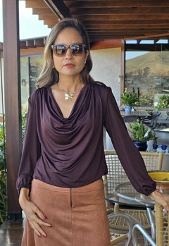 BS-0875- Blusa em malha fluity marrom café drapeada no decote e manga morcego - comprar online