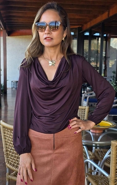 BS-0875- Blusa em malha fluity marrom café drapeada no decote e manga morcego - loja online