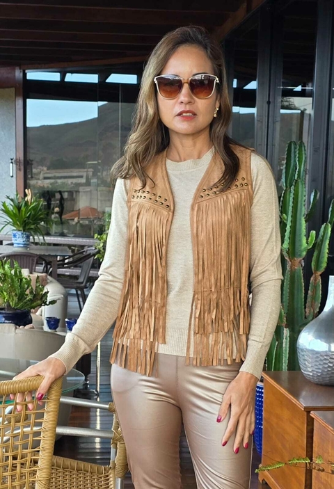 CS-0339 - colete em suede bege com franjas e tachas - comprar online