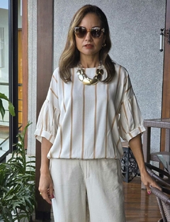 BS-0876- Blusa em viscose listrada bege no fundo off-white com pregueado nas mangas - comprar online