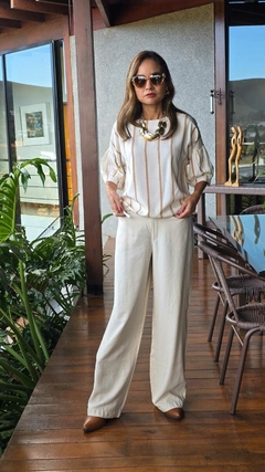 BS-0876- Blusa em viscose listrada bege no fundo off-white com pregueado nas mangas - loja online
