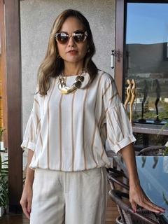 BS-0876- Blusa em viscose listrada bege no fundo off-white com pregueado nas mangas na internet