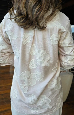 BS-0865 - Camisa toda sedosa tecido devorê off-white na internet