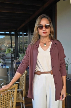 BS-0866 - Camisa marrom detalhe botões na lateral
