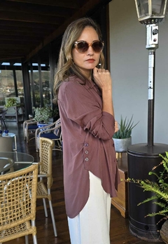 BS-0866 - Camisa marrom detalhe botões na lateral - Kelch
