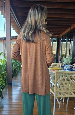 CS-0337A - Cardigan em malha canelada sedosa marrom - Kelch