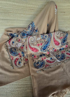 EC-0194- Pashimina lã caramelo toda bordada e bordado coração nas pontas - comprar online