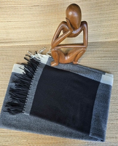 EC-0138- Pashimina lanzinhabeiradas pretas, meio cinza , laterais off - comprar online