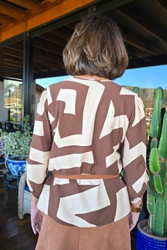 BS-0879- Blusa em viscose estampa abstrata marrom no fundo bege - Kelch
