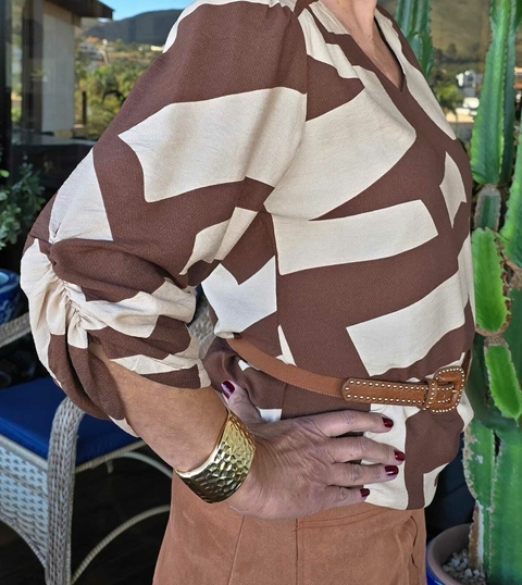 BS-0879- Blusa em viscose estampa abstrata marrom no fundo bege - comprar online