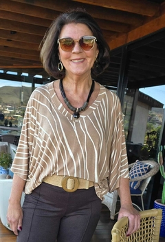 BS-0880- blusa em malha maquinetada riscos off no fundo bege, modelo morcego - loja online