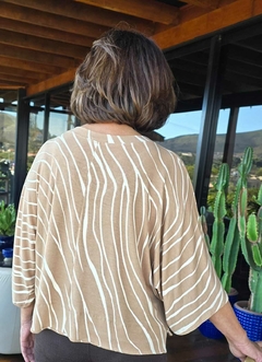 BS-0880- blusa em malha maquinetada riscos off no fundo bege, modelo morcego - comprar online