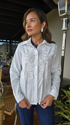 BS-0854 - Camisa, toda bordada na frente, branca na internet