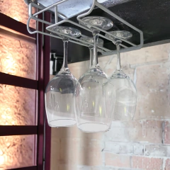 Porta copas de metal para estante