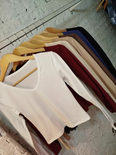 Remera manga larga escote V modal Soft JAI - NAISHA