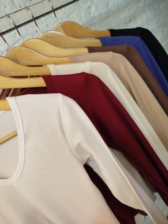 Remera modal Soft escote V TRINI - tienda online