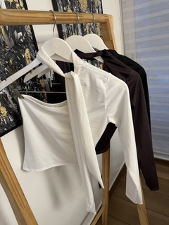 Remera microfibra de un hombro con lazo FREIMAN - comprar online