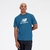 REMERA ESSENTIALS STACKED NEW BALANCE (MTA31541ATE)