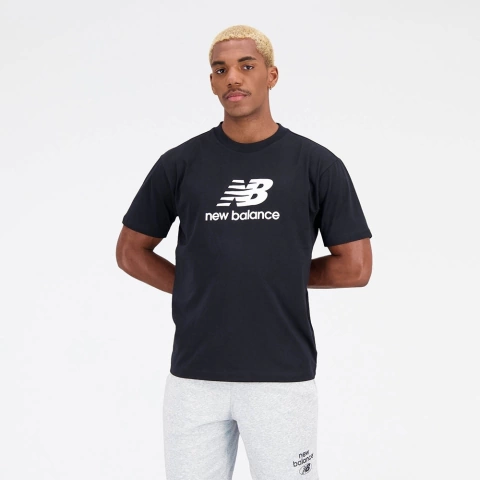 REMERA ESSENTIALS STACKED NEW BALANCE (MTA31541BK)