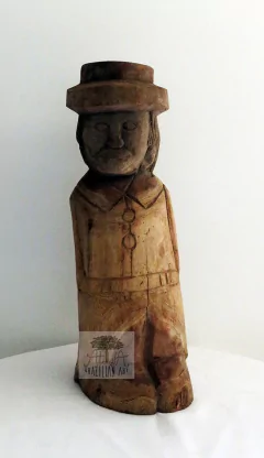 comprar-escultura-decorativa-madeira-cortejador-aborrecido