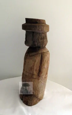 comprar-escultura-decorativa-madeira-cortejador-aborrecido