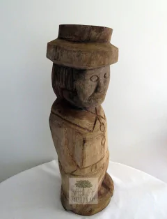 comprar-escultura-decorativa-madeira-cortejador-aborrecido