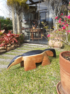 banco-decorativo-indigena-em-madeira-tamandua