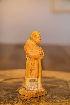 comprar-estatueta-madeira-sao-francisco-orando