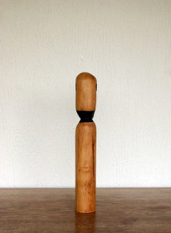Escultura-boneco-em-madeira-umburana