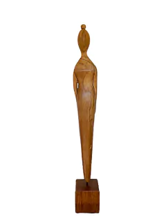 escultura feminina estilizada entalhada em madeira