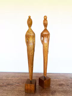 escultura feminina estilizada entalhada em madeira