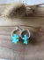 Argollas de acero quirúrgico blanco con 2 flores de acrílico