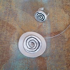 Conjunto de Colgante y Anillo blanco y negro Espiral