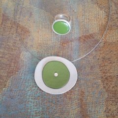 Conjunto de Colgante y anillo verde - comprar online