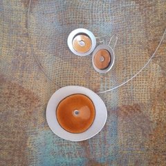 Conjunto de colgante redondo y aros caramelo
