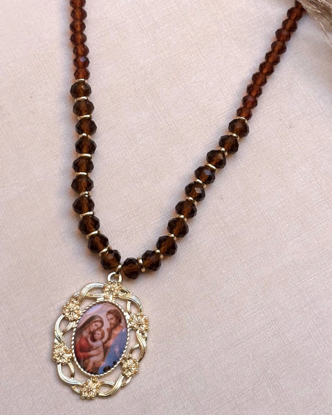 Colar Artesanal Cristais Café com Medalha Vintage Religiosa