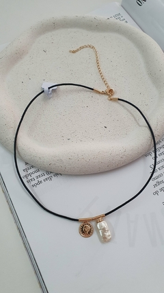 Choker couro Moeda e pérola barroca - comprar online