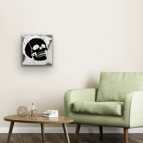BLACK AND WHITE SKULL