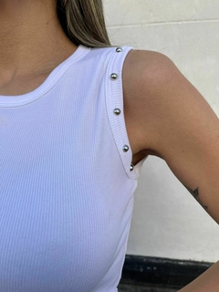 Musculosa con tachas en internet