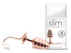 PLUG ANAL EM METAL "P" DOURADO ONDULADO COM PINGENTE - LINHA SLIM