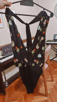 Body con flores bordadas