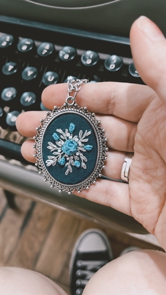 collar blue bloom