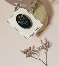 Pin con flores doradas