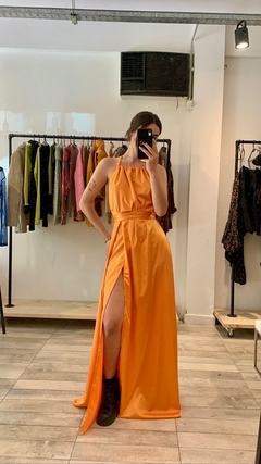 vestido saten naranja cerrado